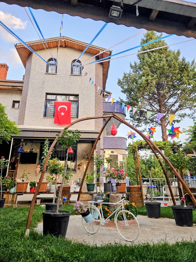 Türk bayrağı ve rengarenk süslerle kreş binası ve bahçesi