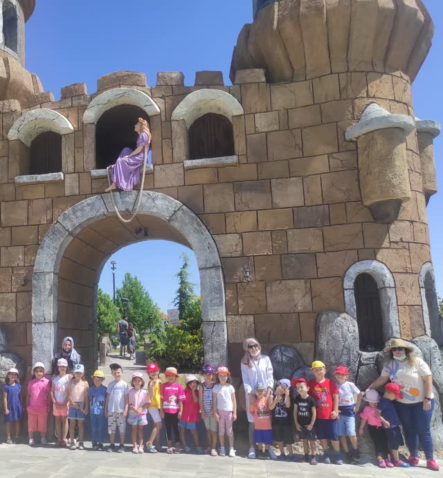 Gezi sırasında şato önünde toplu fotoğraf çektiren çocuklar