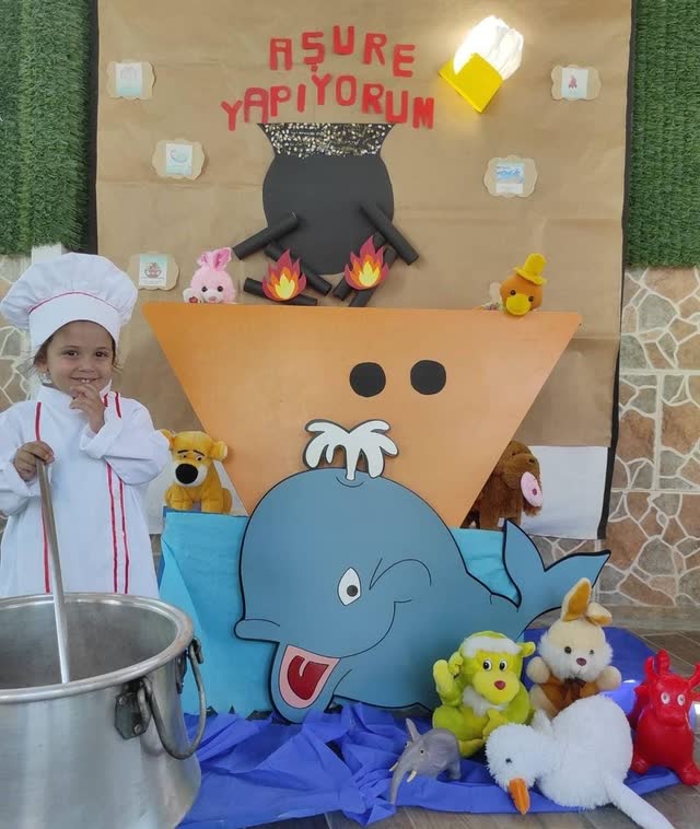 Aşçı kıyafetli bir çocuk aşure etkinliğinde