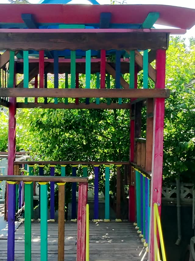 Bahçedeki rengarenk ahşap oyun kulesi