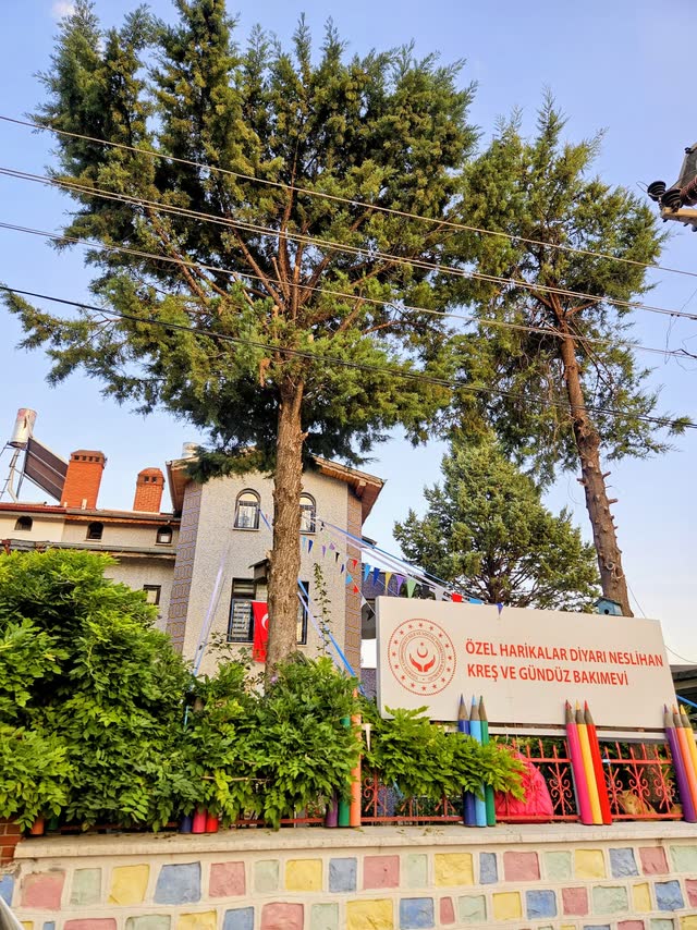 Renkli kalem çitli kreş girişi ve tabelası